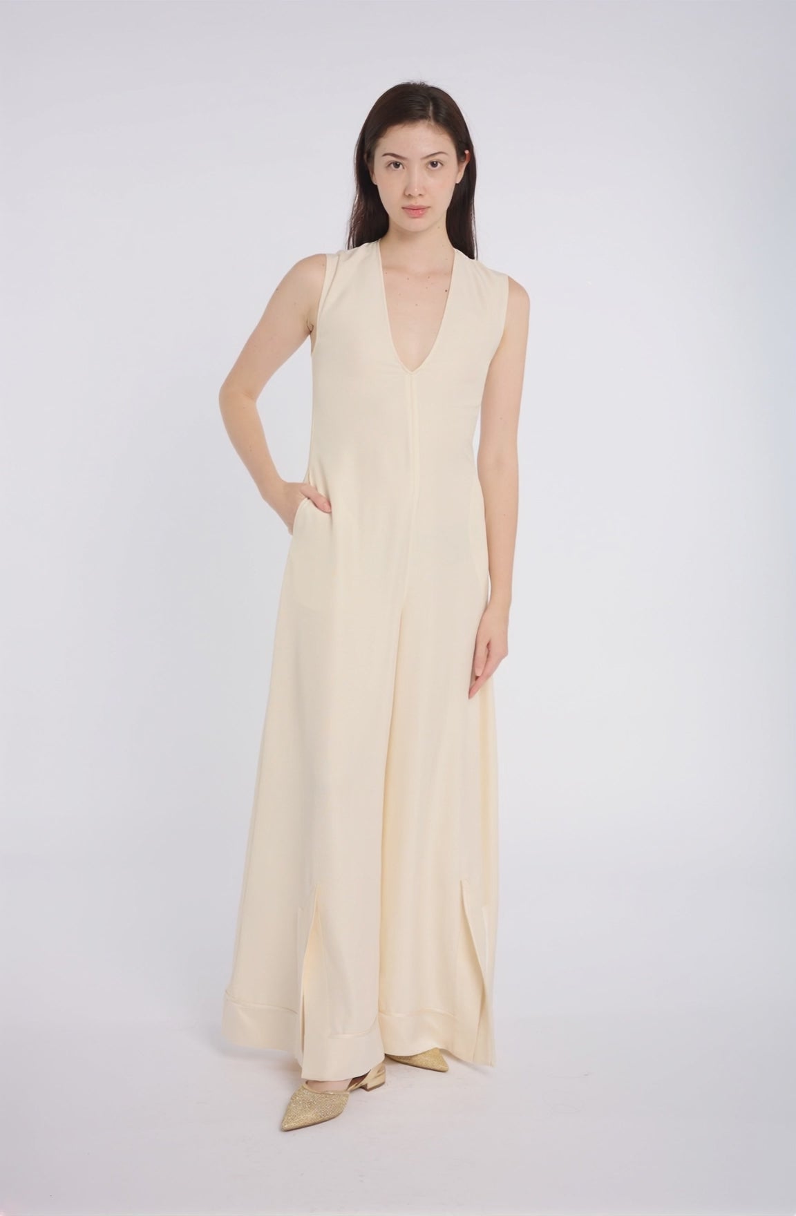 Elegant Sleeveless Jumpsuit with Deep V-Neck